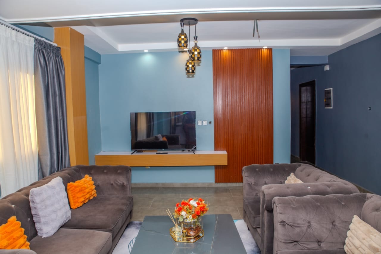Grand salon avec télévision