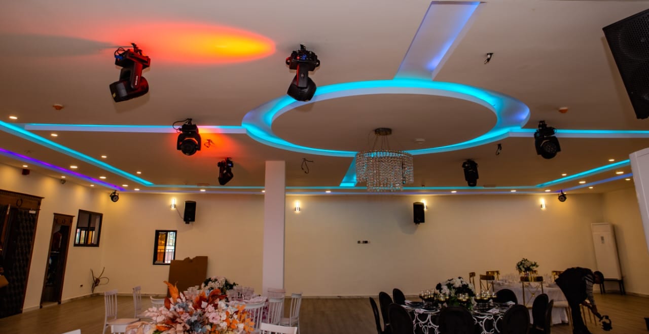 Plafond lumineux de la salle de réception