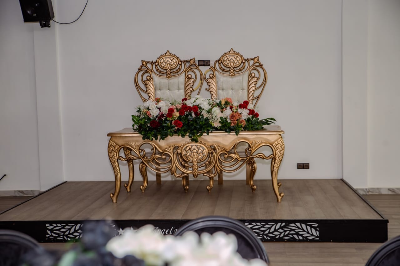 Table d'honneur dressée sur la scène