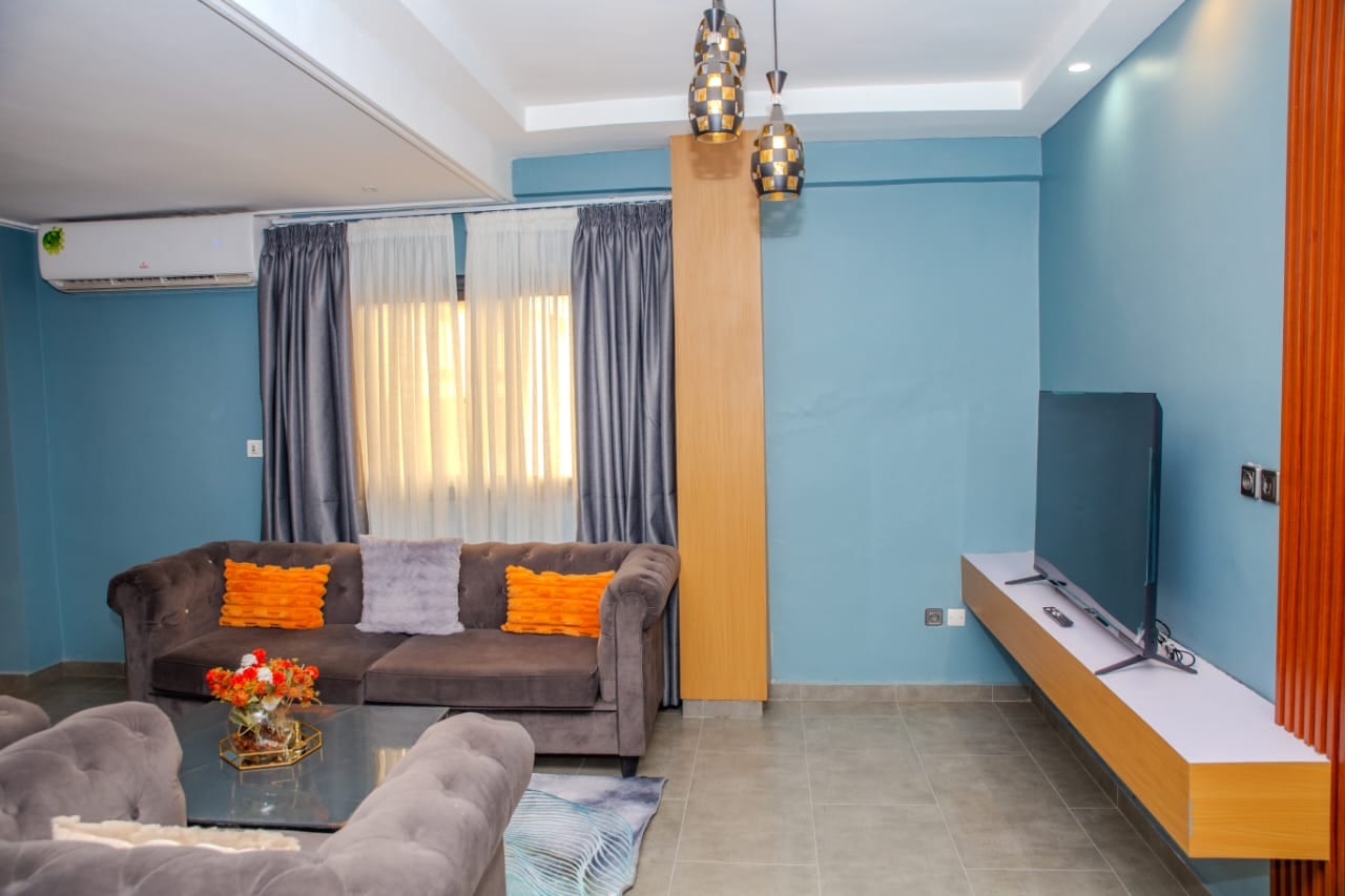 Salon de suite aux murs bleus