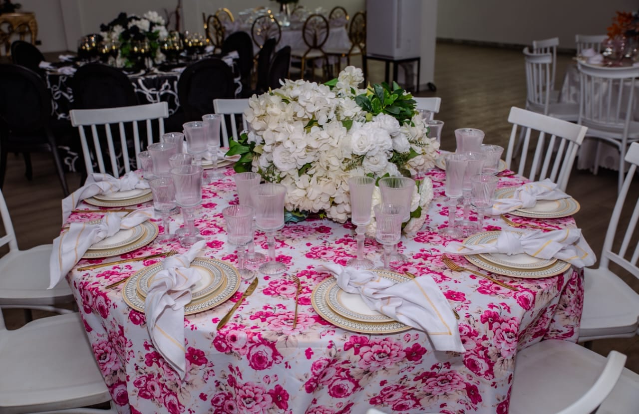 Table aux nappes fleuries roses