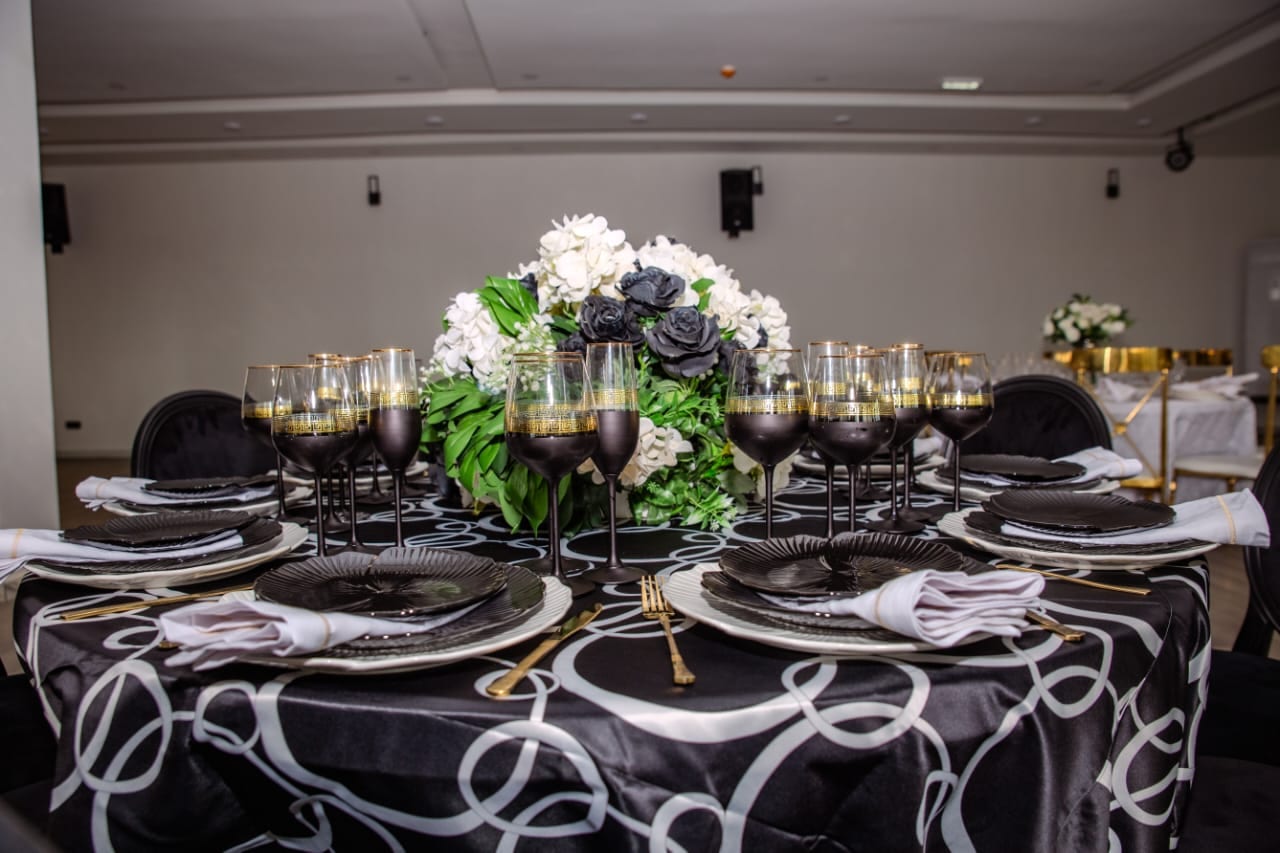 Table noire et or, verres dorés