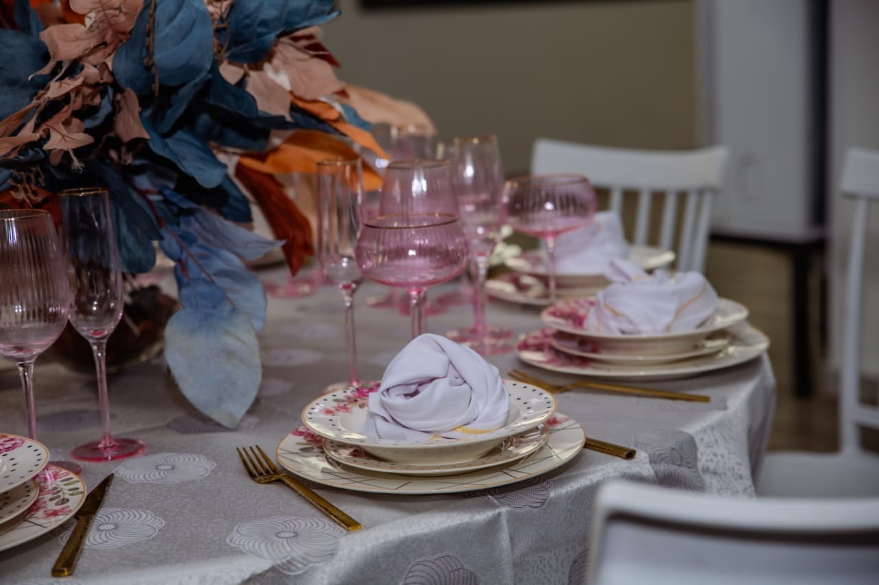 Verres roses et vaisselle fleurie